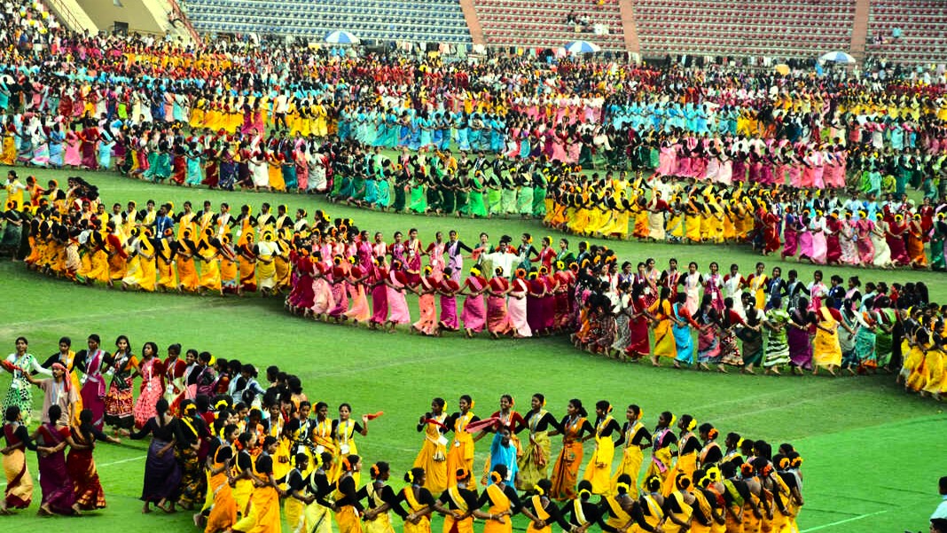 মেগা ঝুমুৰ নৃত্য পৰিবেশনে অসমৰ দৰ্শকক মোহিত কৰিছে