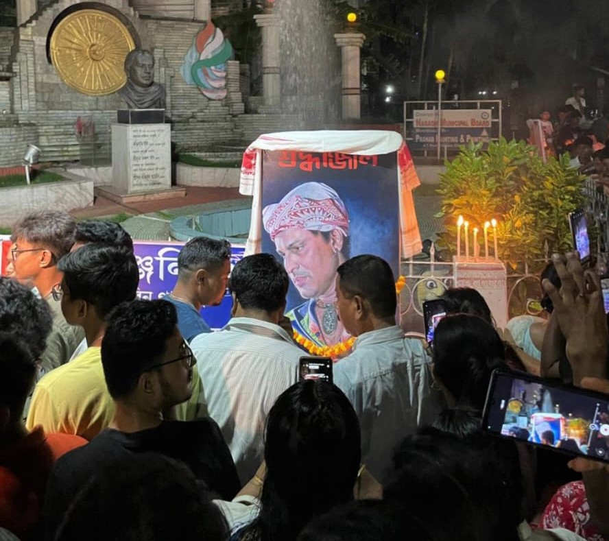 জুবিন গাৰ্গৰ স্মৃতিত নগাঁও যুৱকৰ উদ্যোগ Clock Tower ত শ্ৰদ্ধাঞ্জলি