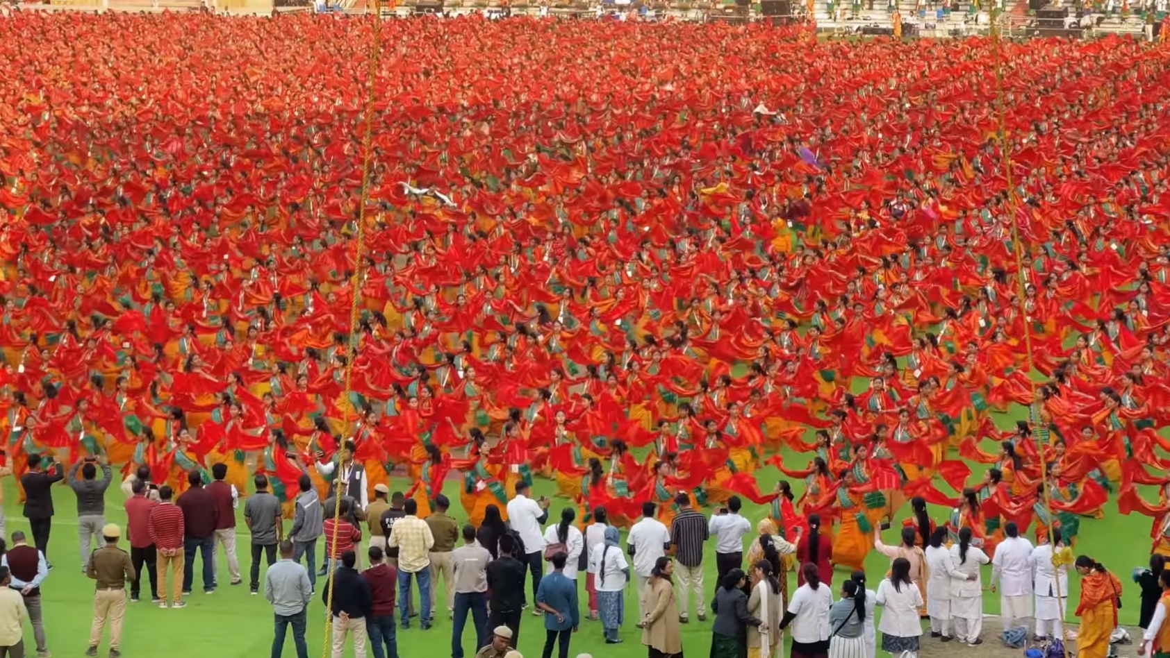 Sarusajai Stadium ত বাগুৰুম্বা বিশ্ব অভিলেখৰ প্ৰচেষ্টাৰে ইতিহাস সৃষ্টি ১০ হাজাৰৰো অধিক বড়ো নৃত্যশিল্পী