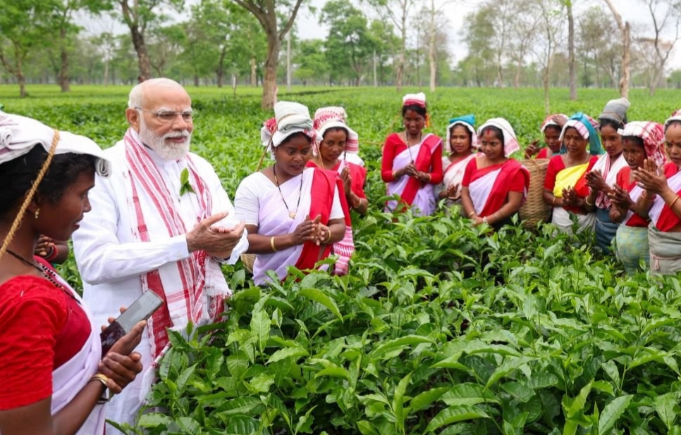 হৃদয়স্পৰ্শী ডিব্ৰুগড় বাগিচা ভ্ৰমণৰ সময়ত প্ৰধানমন্ত্ৰী Narendra Modi য়ে অসম চাহক ‘অসমৰ আত্মা’ আখ্যা দিয়ে